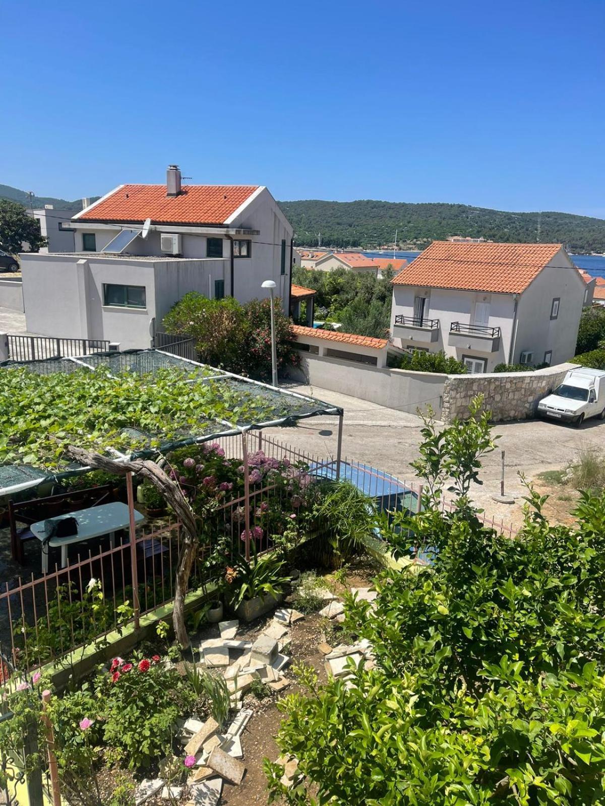 Apartments Bilic Vis Buitenkant foto